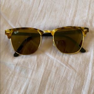 Cute brown ray bans 🕶